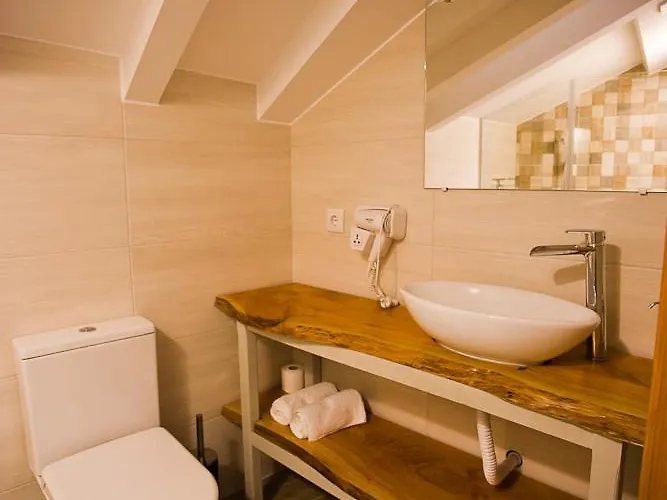 Konukevi 10 De Agosto 3*