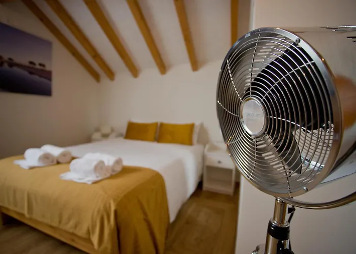 10 De Agosto Konukevi 3*