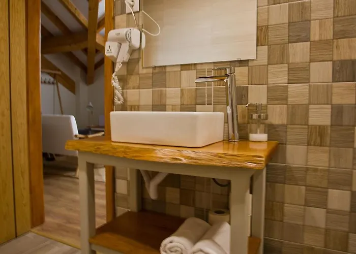 Konukevi 10 De Agosto 3*